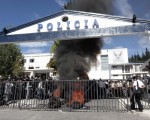 El Cuartel Policial Ecuatoriano en llamas por la rebelión militar.